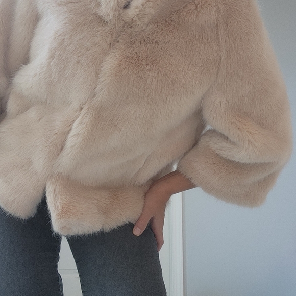 Fabulous Furs Evening Shawl - Picture 5 of 8